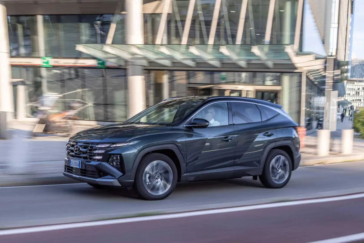 Hyundai Tucson 2025: ritocchi fuori, tutta nuova dentro,e dov'è finito il cambio? (40)