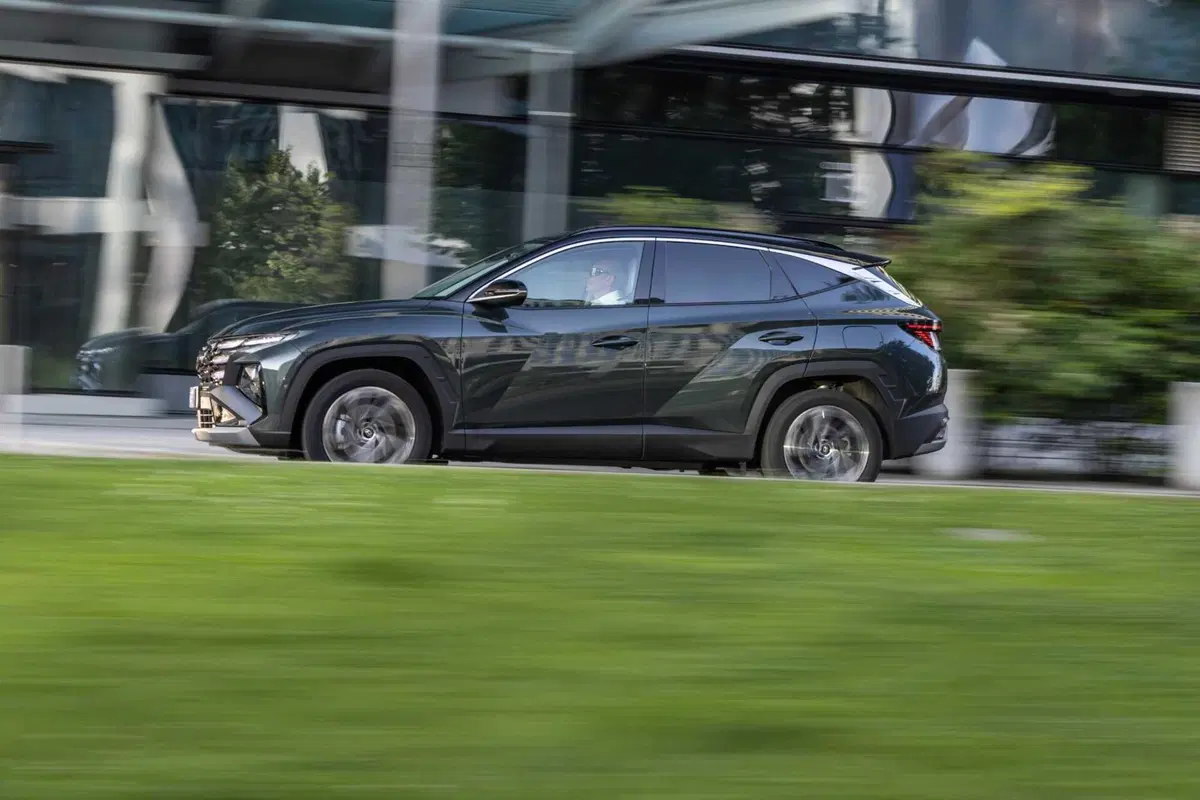 Hyundai Tucson 2025: ritocchi fuori, tutta nuova dentro,e dov'è finito il cambio? (41)