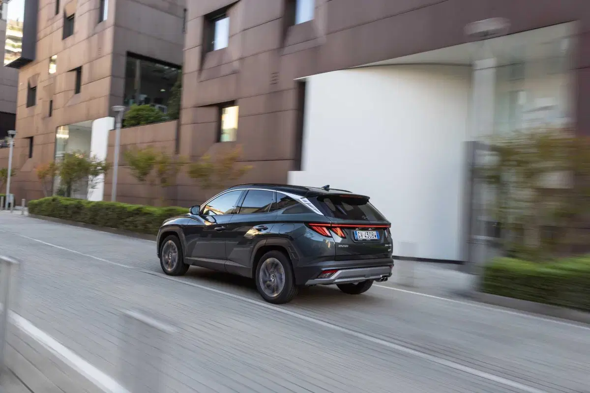 Hyundai Tucson 2025: ritocchi fuori, tutta nuova dentro,e dov'è finito il cambio? (43)