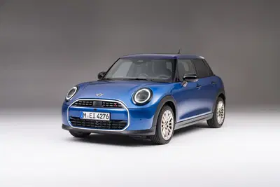 Mini Cooper: due porte in pi&ugrave;, solo benzina, sempre "tascabile"