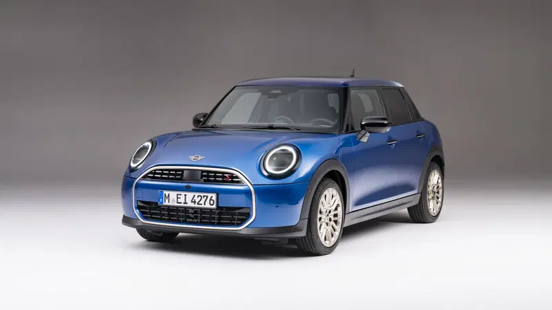 Mini Cooper: due porte in pi&ugrave;, solo benzina, sempre "tascabile"