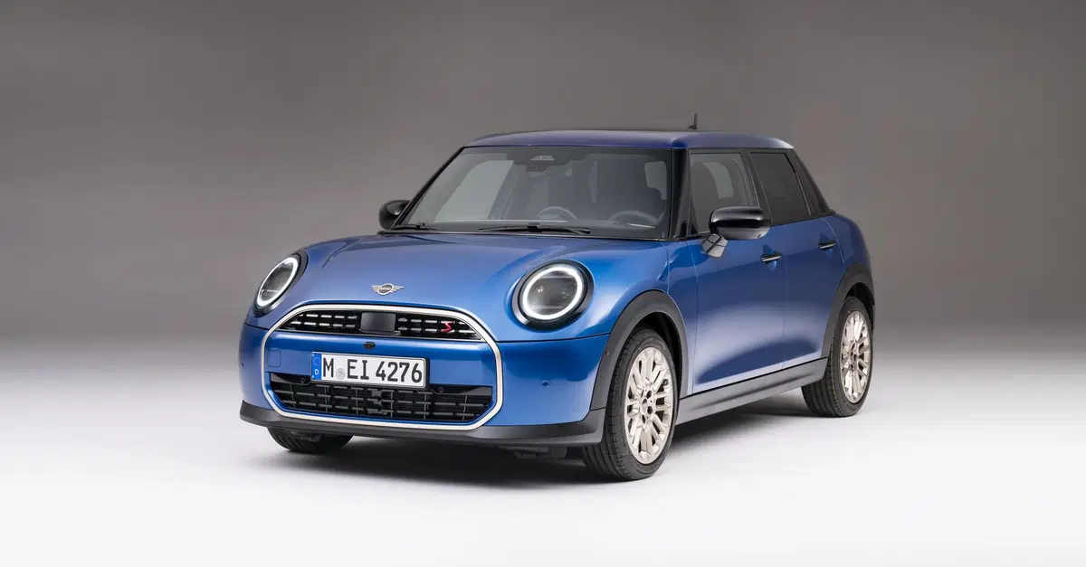 Mini Cooper: due porte in pi&ugrave;, solo benzina, sempre "tascabile"