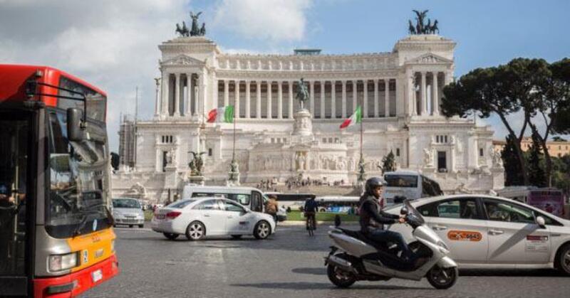 Troppe auto in citt&agrave;: meglio farsi una moto?