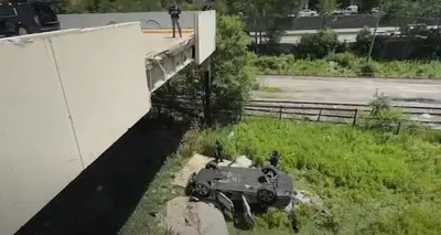 New York: il mistero della Porsche Panamera caduta dal secondo piano, piena di soldi