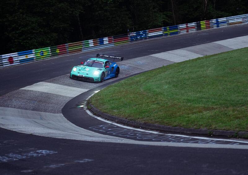 La Porsche 911 GT3 R della Falken affronta il leggendario Karussell