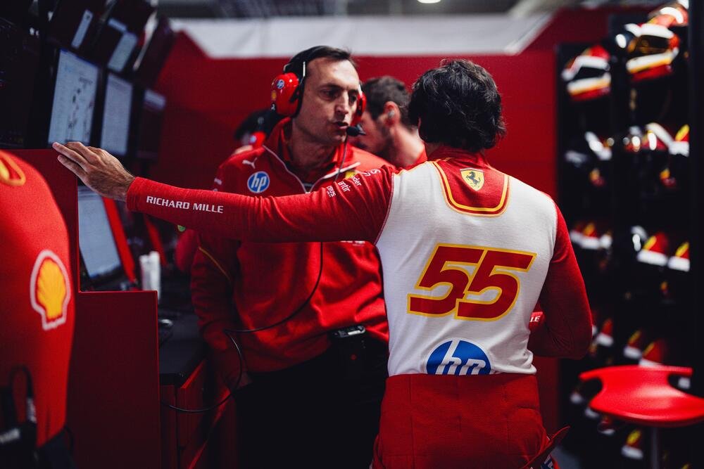 Carlos Sainz nel box Ferrari