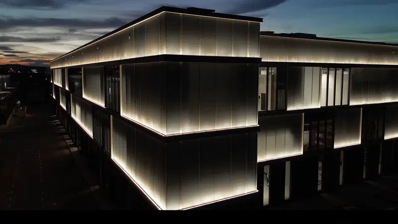 La vista notturna dell'e-building di Ferrari