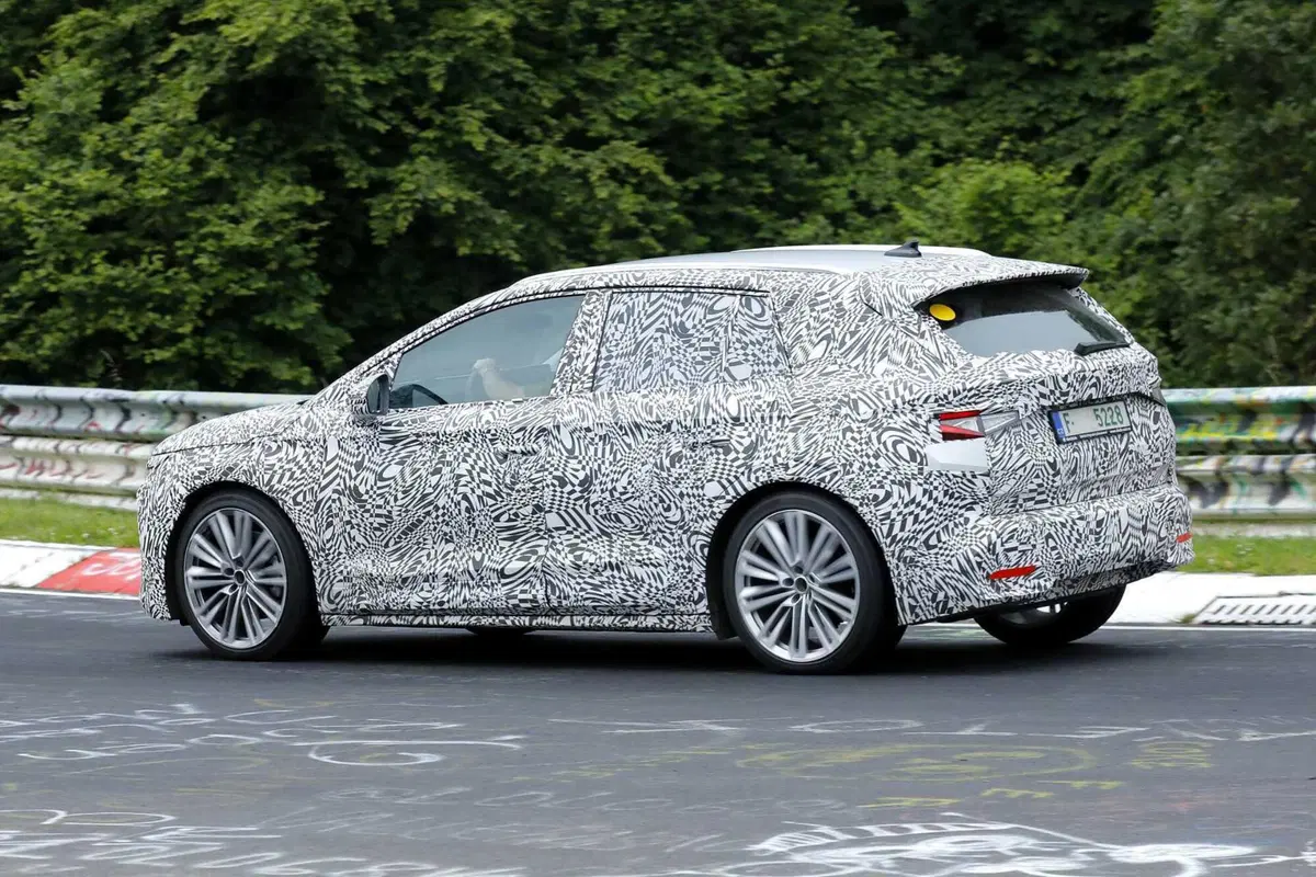 Skoda Elroq: il nuovo SUV Elettrico avvistato durante i test (16)