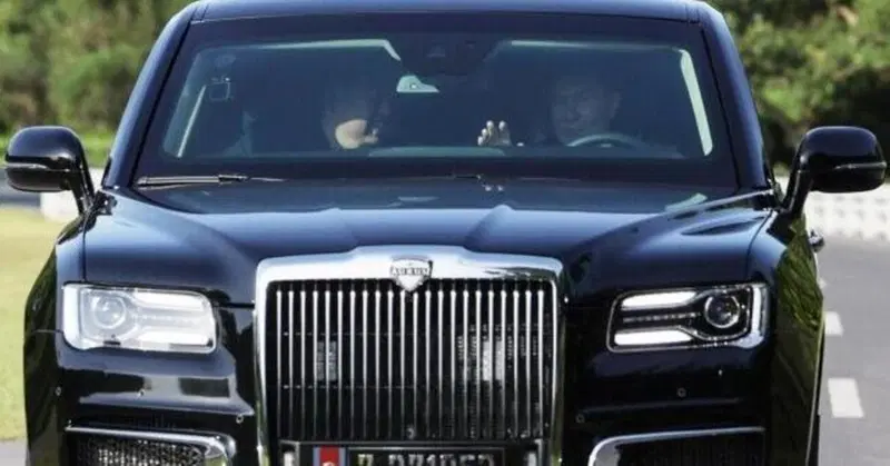 Vladimir Putin regala una limousine a Kim Jong-Un