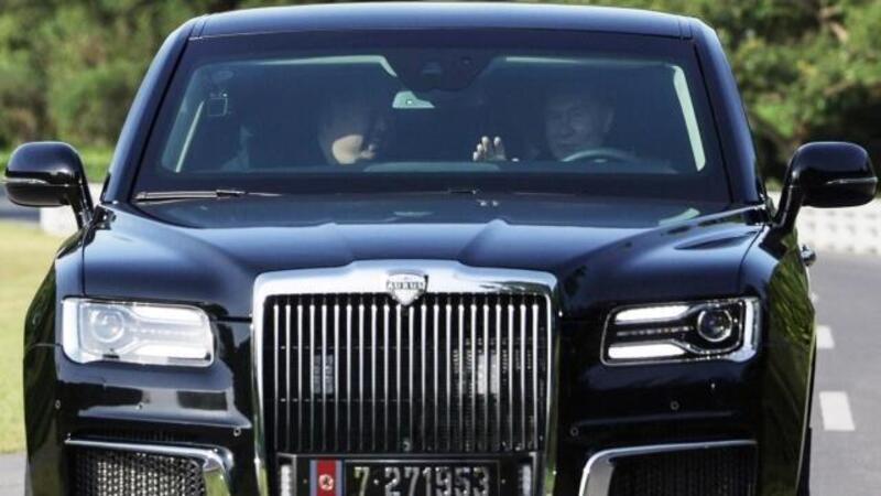 Vladimir Putin regala una limousine a Kim Jong-Un