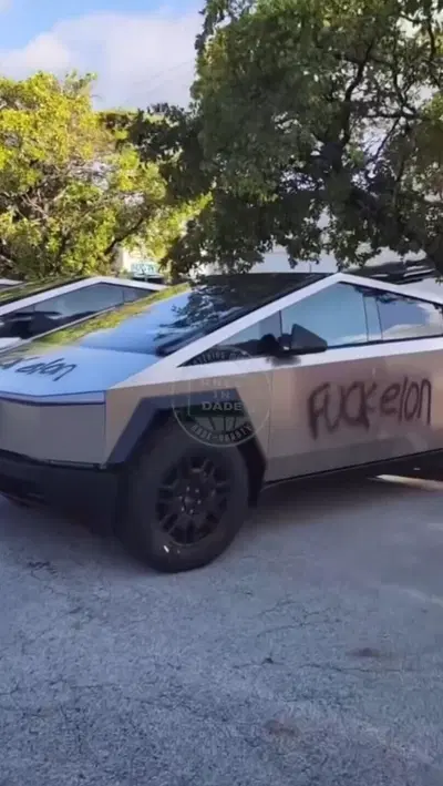 Tesla Cybertruck: la limited edition col "vaffa" a Elon Musk 