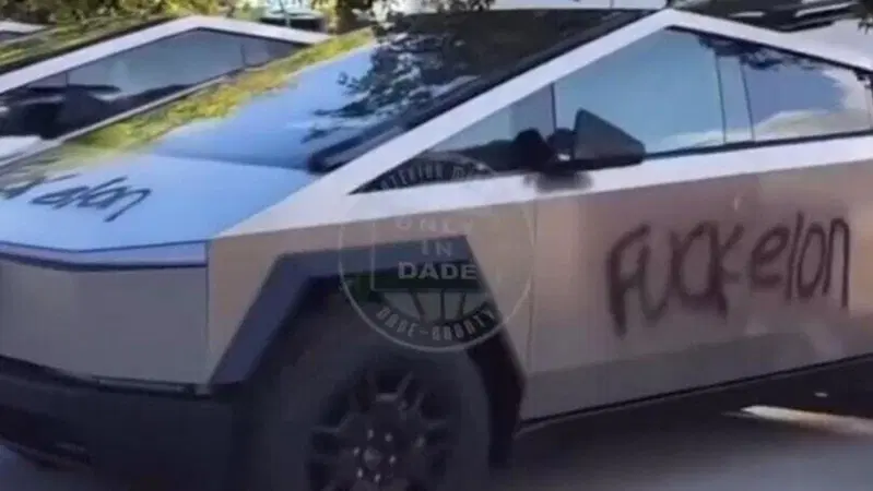 Tesla Cybertruck: la limited edition col "vaffa" a Elon Musk 