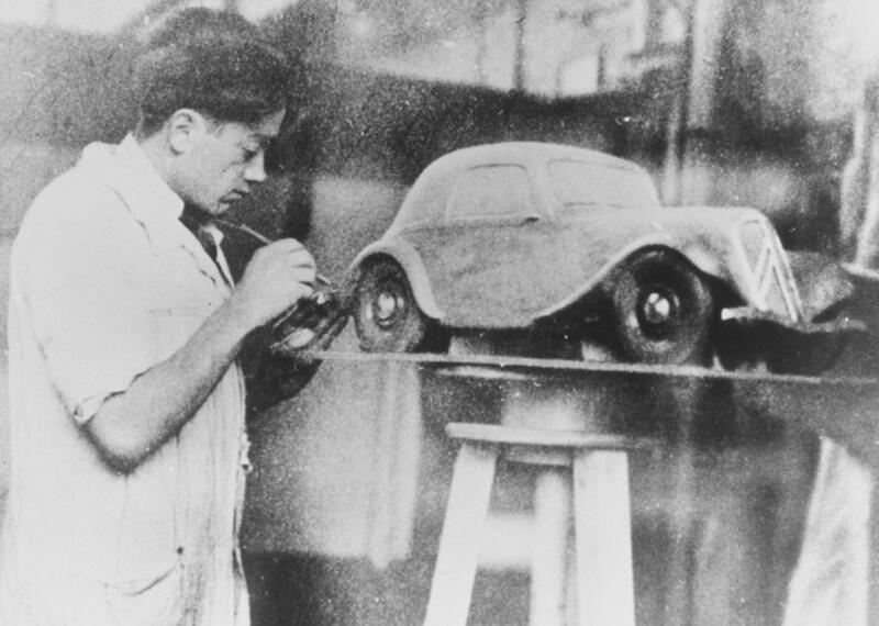 Flaminio Bertoni al lavoro su una maquette della Traction Avant