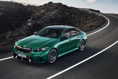 BMW M5: il "solito" V8 fa la cura elettrica e arriva a 727 CV!