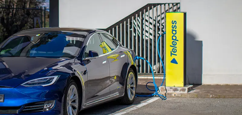 La ricarica di un'auto elettrica con Telepass