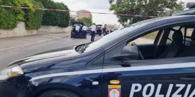 Esulta per la vittoria dell'Italia agli europei di calcio e cade fuori dall'auto