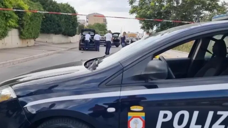 Esulta per la vittoria dell'Italia agli europei di calcio e cade fuori dall'auto
