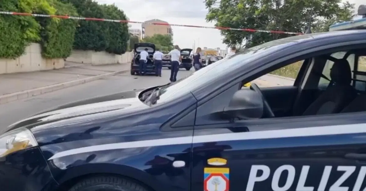 Esulta per la vittoria dell'Italia agli europei di calcio e cade fuori dall'auto