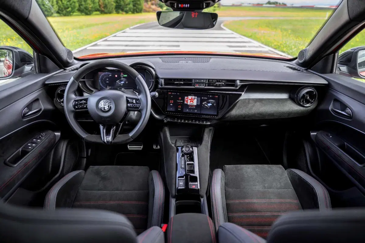 Alfa Romeo Junior Veloce: la più potente ha 280 Cv elettrici [VIDEO]