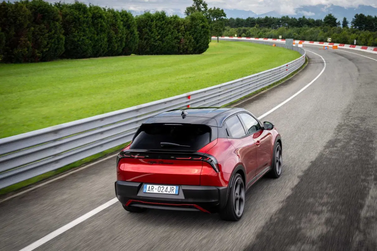 Alfa Romeo Junior Veloce: la più potente ha 280 Cv elettrici [VIDEO] (4)