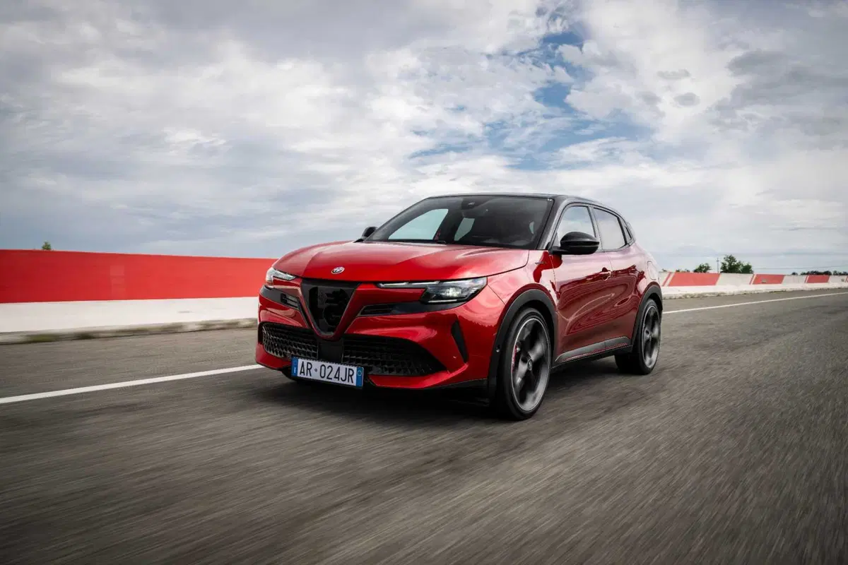 Alfa Romeo Junior Veloce: la più potente ha 280 Cv elettrici [VIDEO] (5)