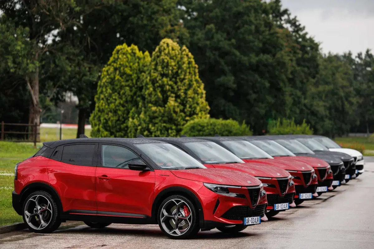 Alfa Romeo Junior Veloce: la più potente ha 280 Cv elettrici [VIDEO] (6)