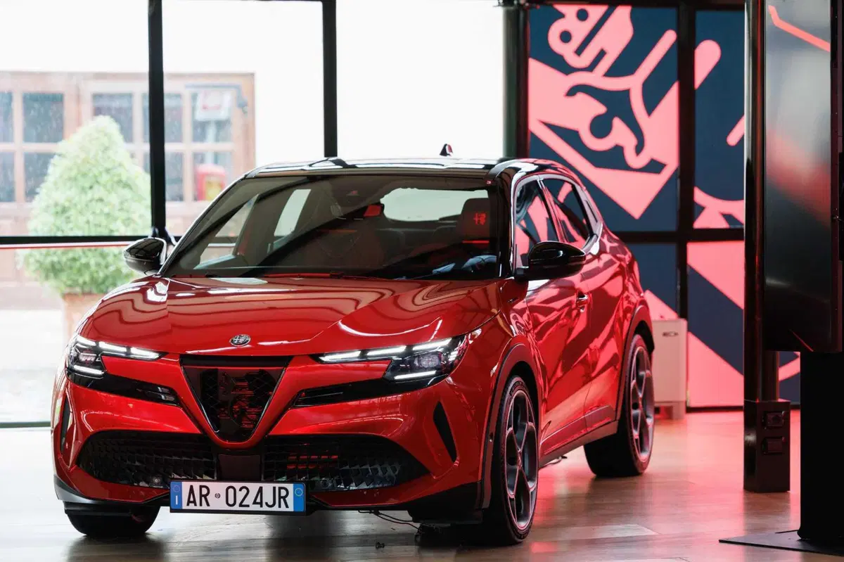 Alfa Romeo Junior Veloce: la più potente ha 280 Cv elettrici [VIDEO] (7)