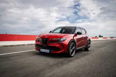 Alfa Romeo Junior Veloce: la pi&ugrave; potente ha 280 Cv elettrici [VIDEO]