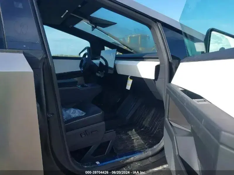 Il posto guida del Tesla Cybertruck allagato