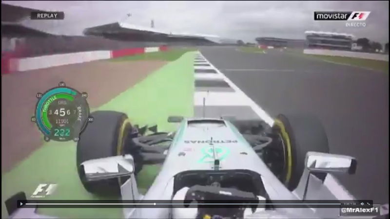 Il lungo di Hamilton all&#039;uscita di curva 7. Foto: Twitter, @MrAlexF1