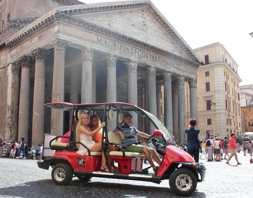 Una golf car davanti al Pantheon - Roma