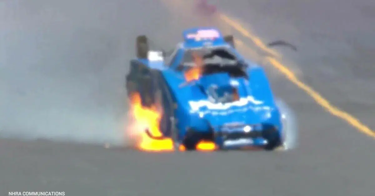 Esplode il motore e il Dragster si schianta a 480 all'ora, John Force in ospedale [VIDEO]