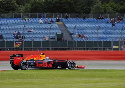 F1, fermati alcuni migranti nascosti nel motorhome Red Bull