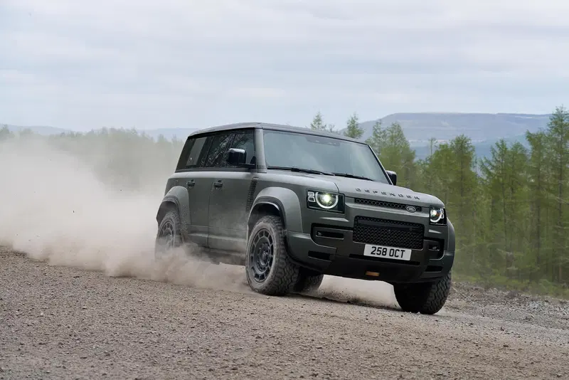 Land Rover Defender Octa: parafanghi allargati