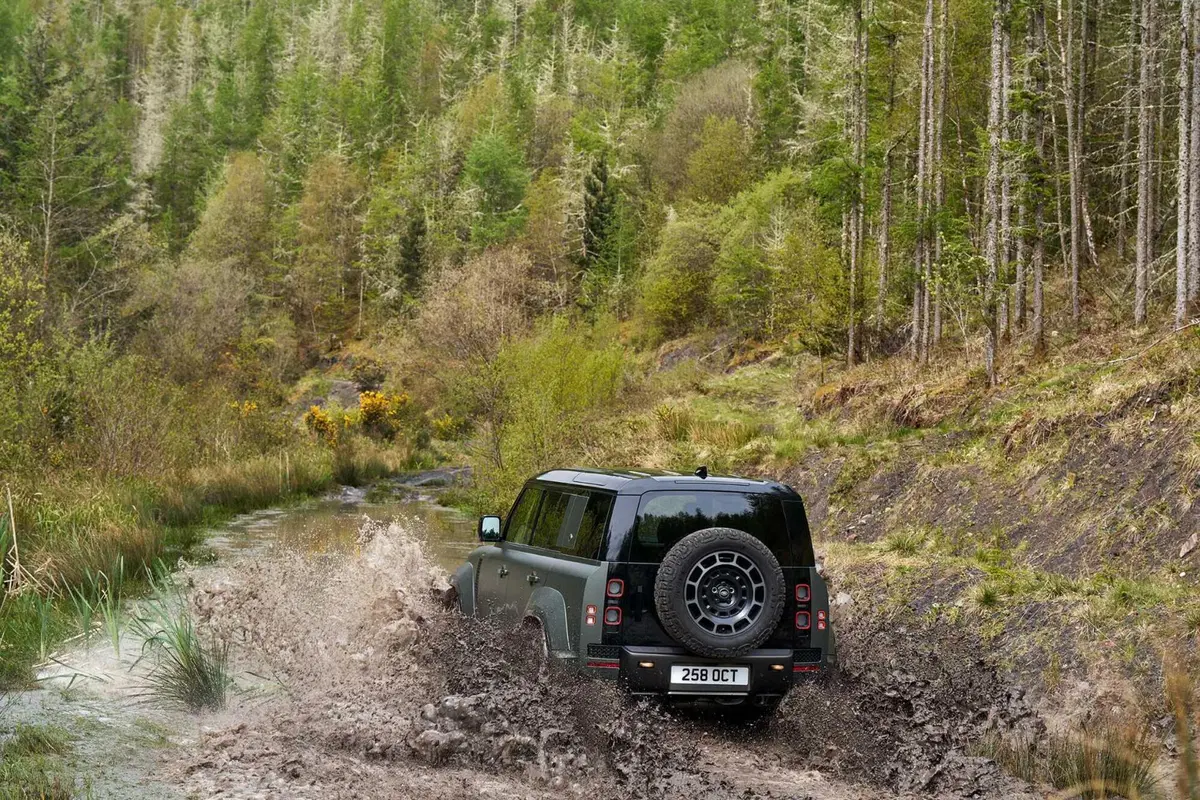 Land Rover Defender Octa: pronta a tutto, e il prezzo non si discute... [VIDEO] (8)
