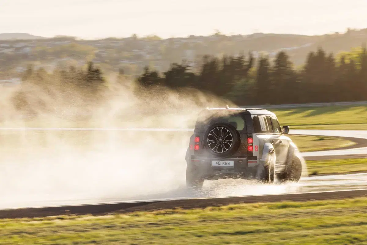 Land Rover Defender Octa: pronta a tutto, e il prezzo non si discute... [VIDEO] (25)