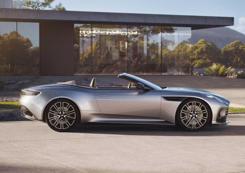 Aston Martin DB12 Volante (2023-->>) (5)