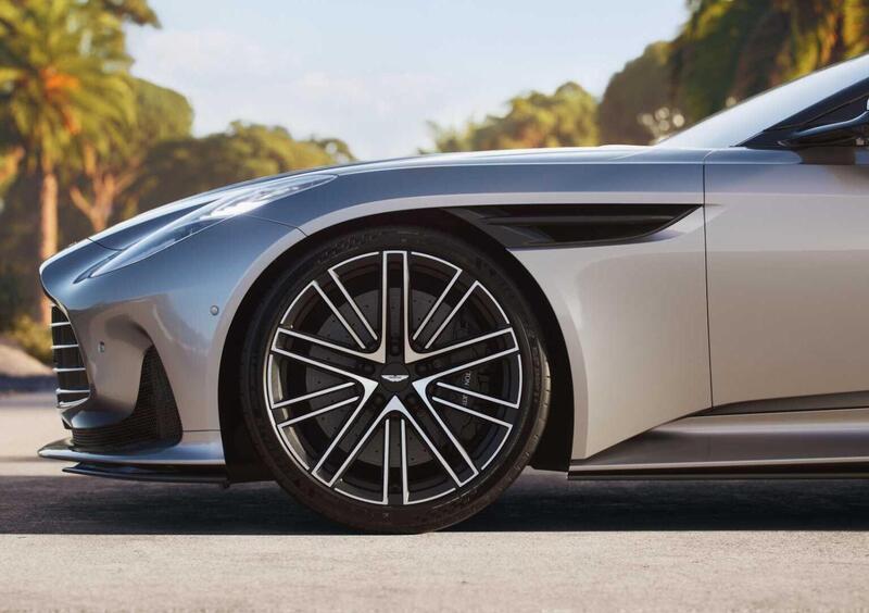 Aston Martin DB12 Volante (2023-->>) (13)