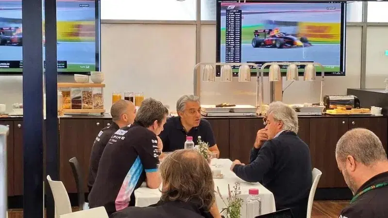 Carlos Sainz Sr e Luca De Meo nell'Hospitality Alpine al GP di Spagna