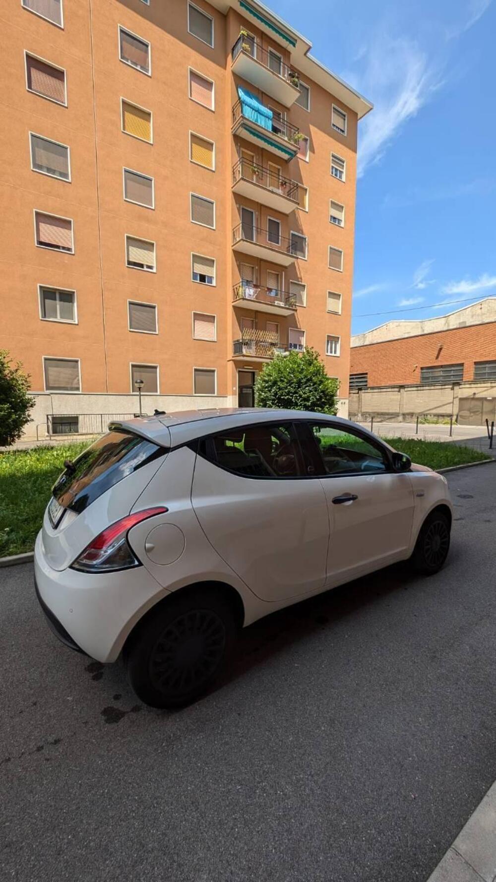 Lancia Ypsilon usata a Milano (10)