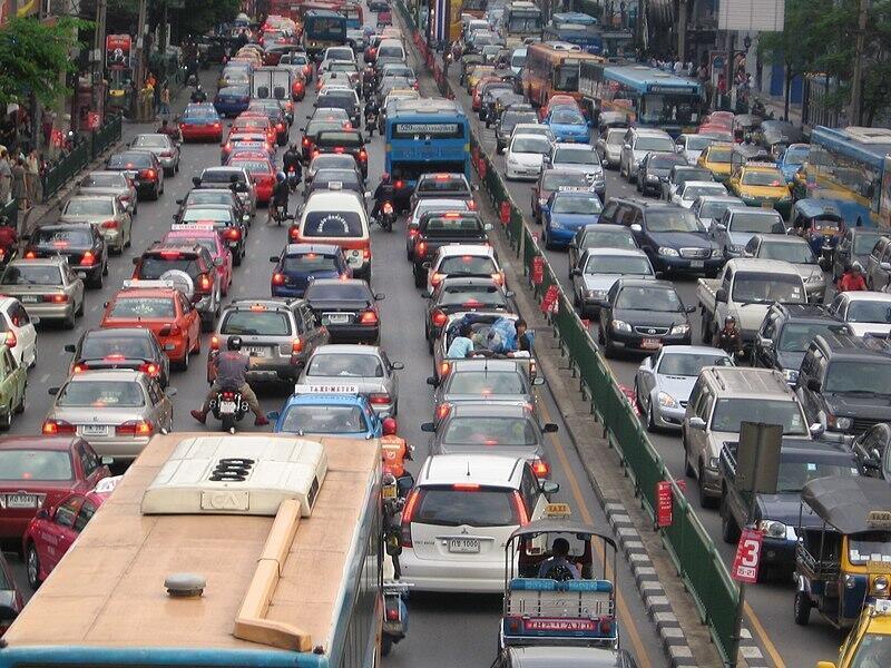 Il traffico nella capitale della Thailandia Bangkok