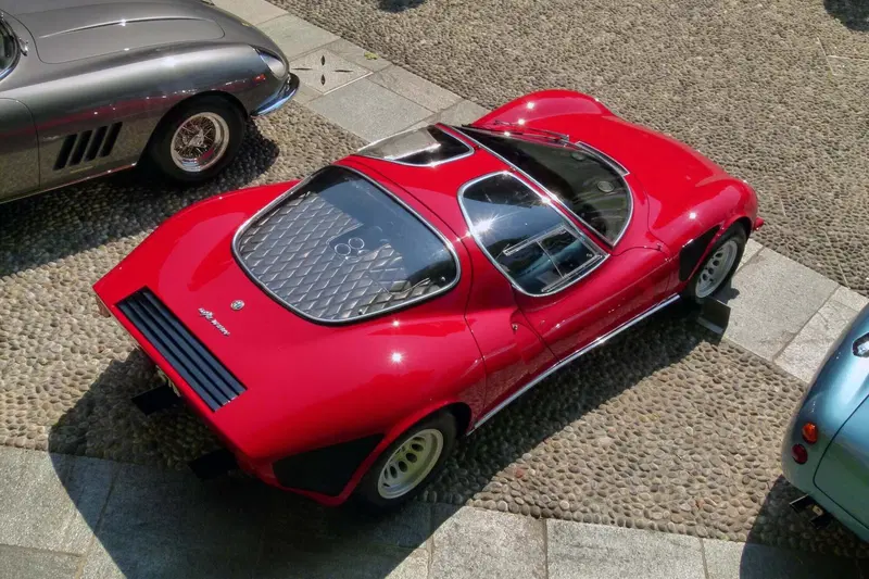 L'Alfa Romeo 33 Stradale vista dall'alto