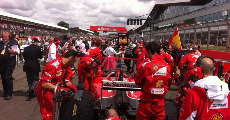F1. Benvenuti a Silverstone, quando era ancora la vera patria dell'automobilismo, con grigliate e feste nel paddock
