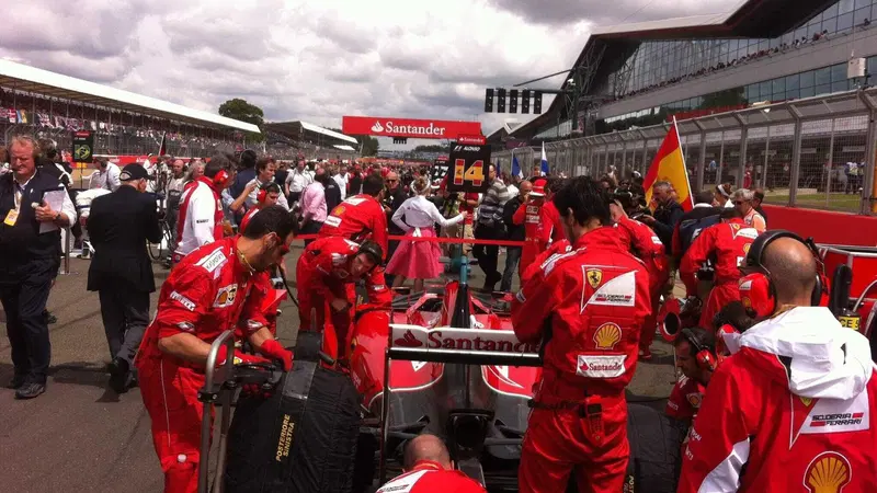 F1. Benvenuti a Silverstone, quando era ancora la vera patria dell'automobilismo, con grigliate e feste nel paddock