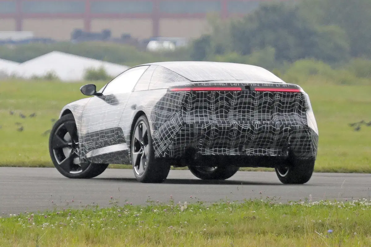 Questo prototipo di BMW sarà la futura coupé elettrica | Foto Spia (2)
