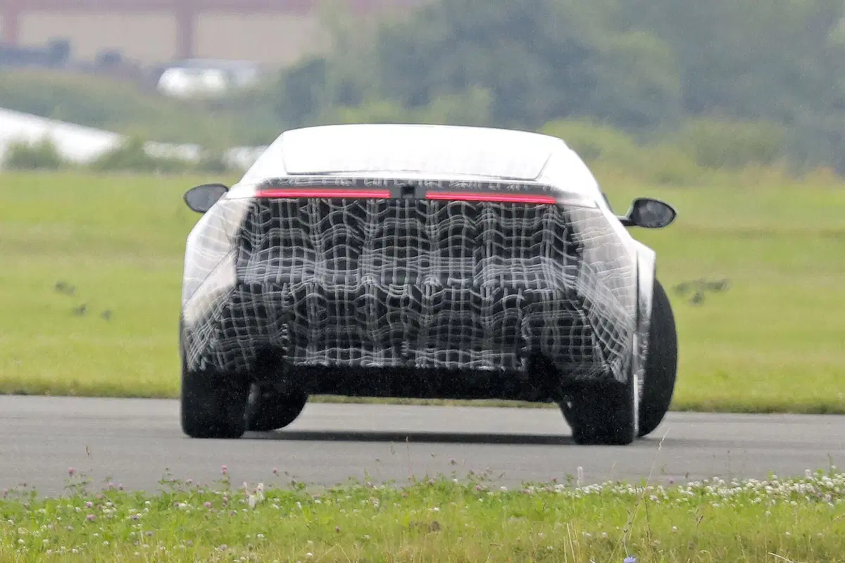 Questo prototipo di BMW sarà la futura coupé elettrica | Foto Spia (5)