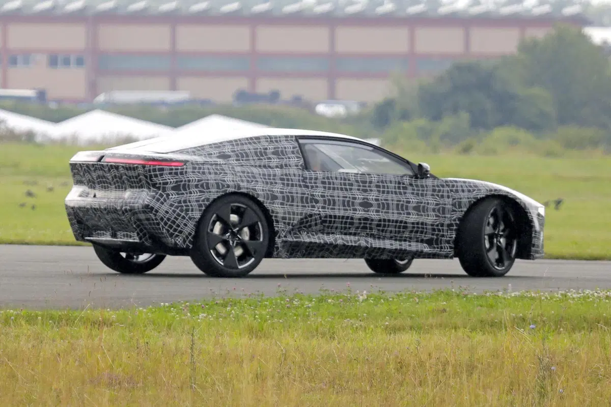 Questo prototipo di BMW sarà la futura coupé elettrica | Foto Spia (7)