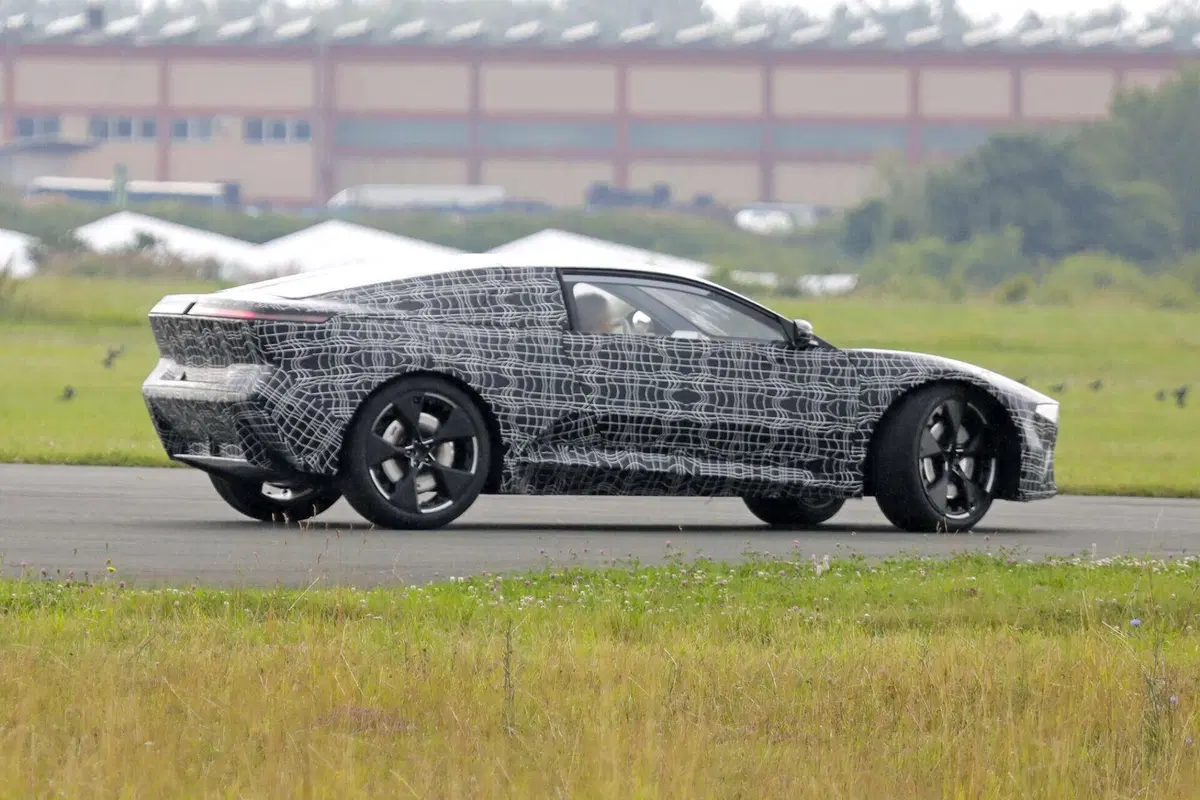 Questo prototipo di BMW sarà la futura coupé elettrica | Foto Spia (10)