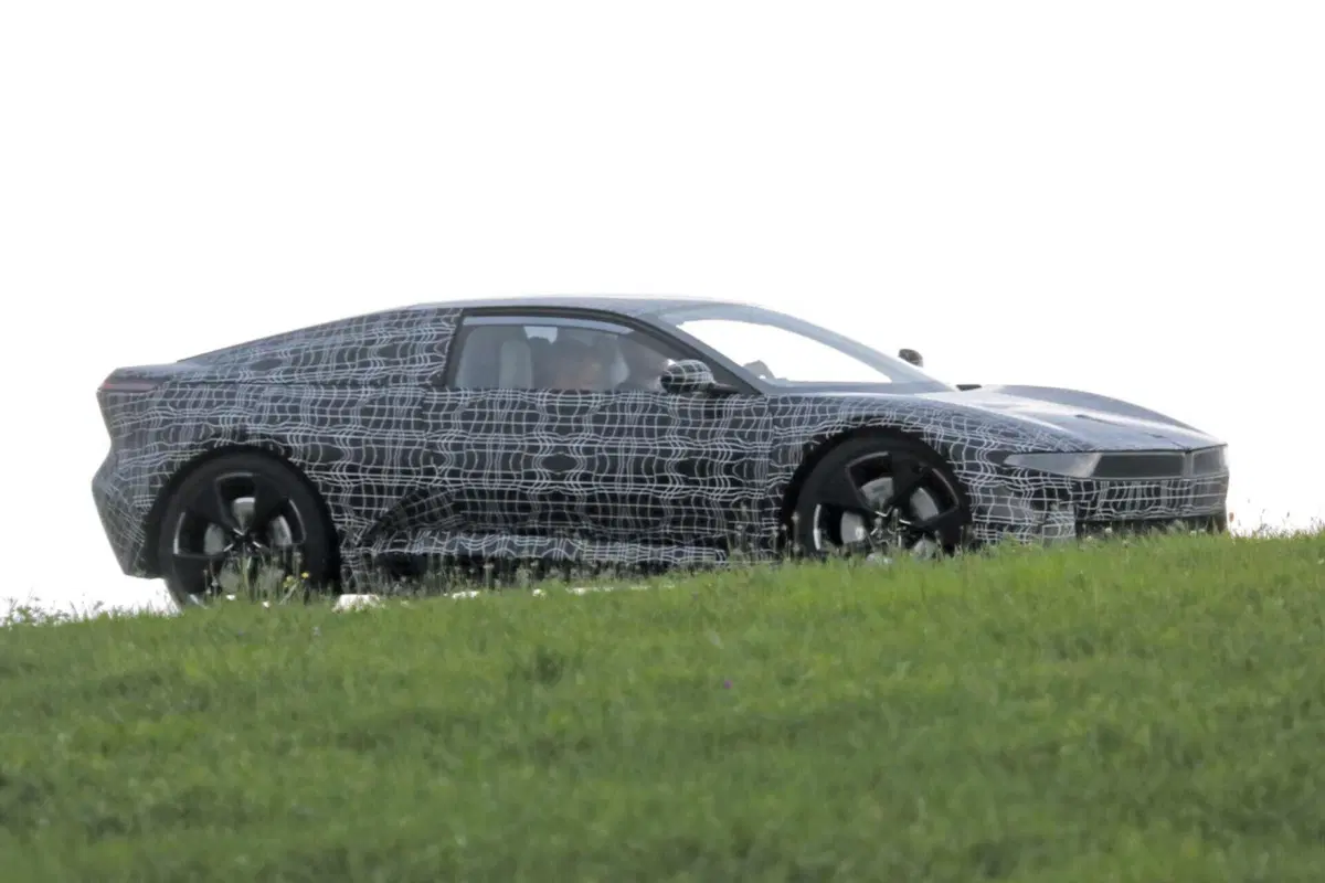 Questo prototipo di BMW sarà la futura coupé elettrica | Foto Spia (16)
