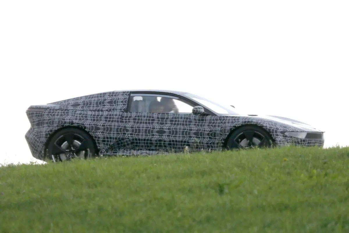 Questo prototipo di BMW sarà la futura coupé elettrica | Foto Spia (19)
